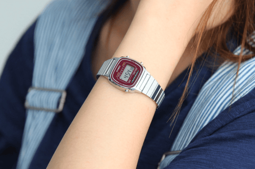 Montre à quartz Casio LA-670WA-4D pour femme 